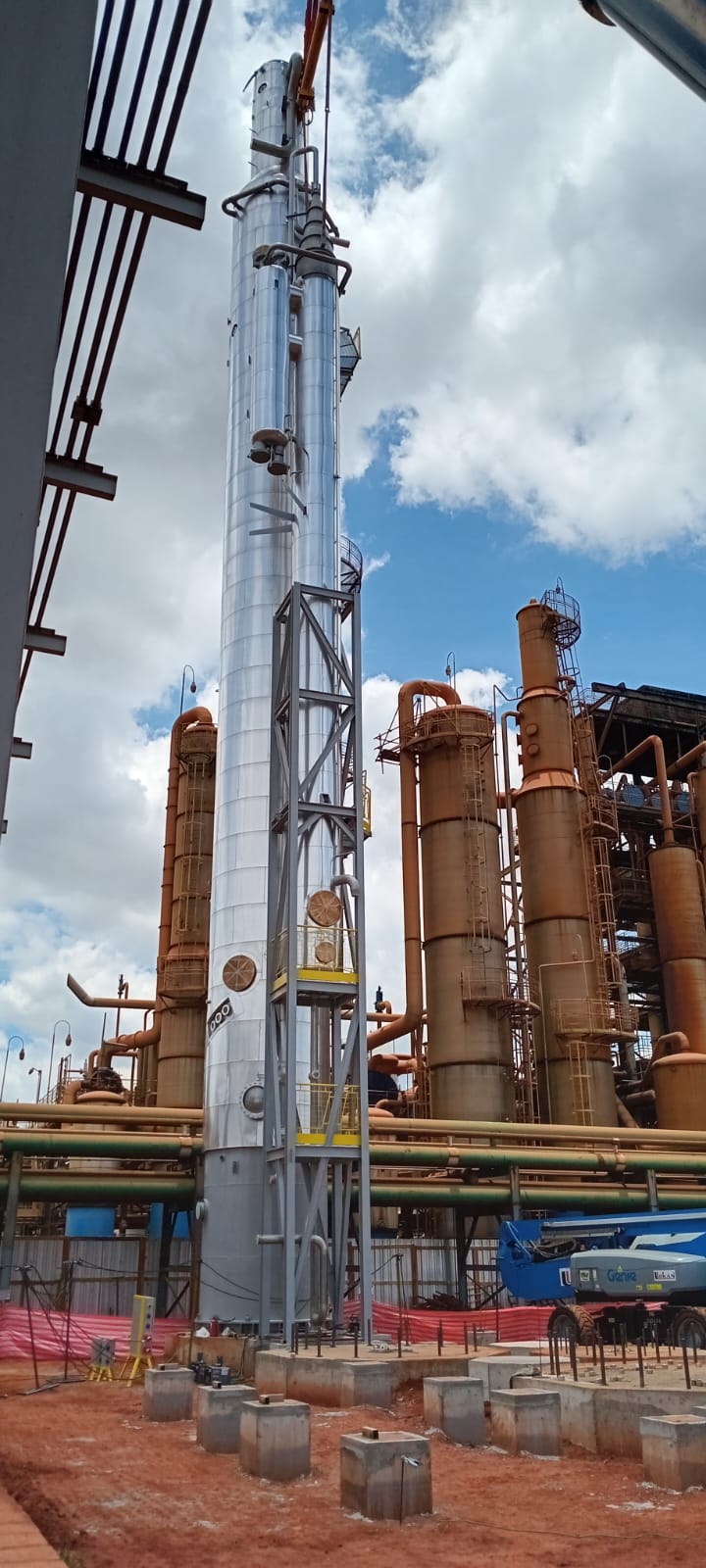 Foto 1 Coluna Destilação 2025